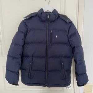 Ralph lauren jacka storlek 14-16 - Jackan är i storlek L 14-16år Jackan är ganska använd men fortfaradr hel.