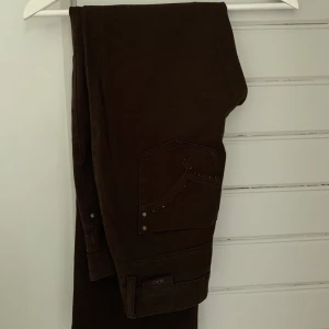 Bruna jeans - Bruna jeans med superfina detaljer på fickorna🤎 Köpta second hand☺️ Tyvärr för korta för mig (är 175)😫😫