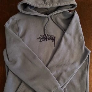 Stussy hoodie  - 2 flaws (se bild 2&3). Köpt 2018 på Caliroots. Pm för bilder och frågor. Kram!❤️