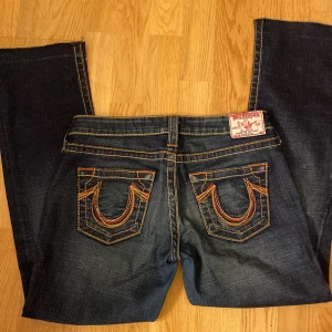 True religion jeans! - Säljer lågmidjade true religion jeans i storlek 27 eftersom att de är förstora i midjan. Skriv för mått, frågor… de är i nyskick!!