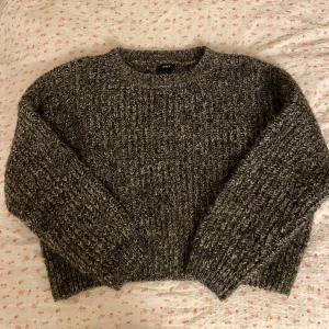 Stickad tröja - Säljer en stickad tröja i strl S. Supermysig. Köpare står för frakt💜