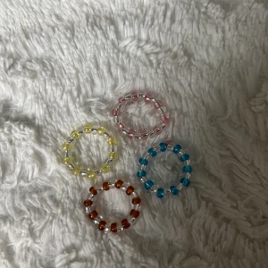 Ringar - Hemmagjorda ringar🫶🏼det finns i färgerna brunt, rosa, blått och gult🤎💗💙💛2kr per ring + frakt❤️passar nästan alla storleken är S-M men tråden är töjbar💗
