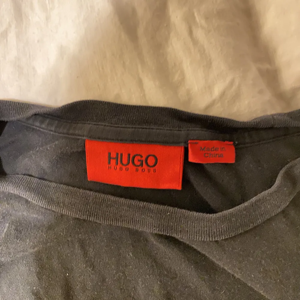 Jätteskön långärmad tröja från Hugo Boss. Storlek S (herr) så lite oversize. Toppar.