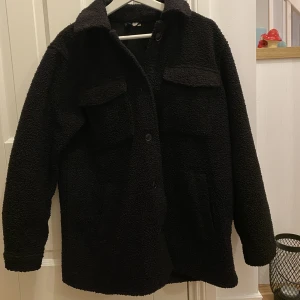 Skjortjacka - Skjortjacka från h&m i svart teddy material