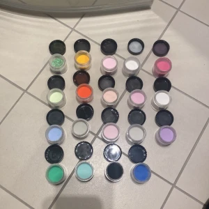 Akrylpullver i fäger - Säker akrylpullver i olika färger. Vissa har jag använt någon gång men sedan har dem bara legat och jag har inte använt dem. Det finns många olika färger. 