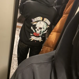 Ed Hardy hoodie - Helt ny Ed hardy hoodie som jag fick i julklapp. jättefin men passade tyvärr inte mig.