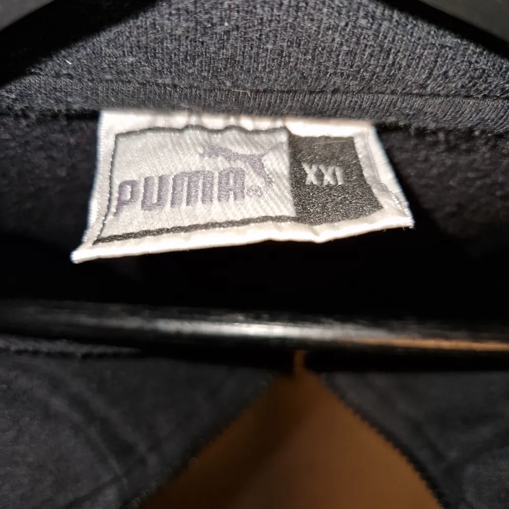 Säljer min retro Puma tröja pga använder inte längre, sitter lite oversize vilket gör den retro. Jätte bra skick !. Hoodies.
