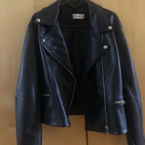 Faux leather jacket - Faux leather jacket, mango strl. M AAldrig använd. 