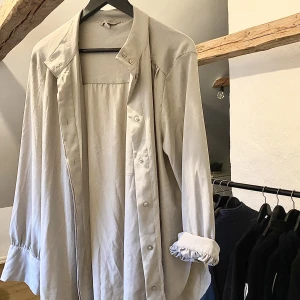 Skjorta  - Lång skjorta från H&M, använd någon gång så är i bra skick fortfarande.  