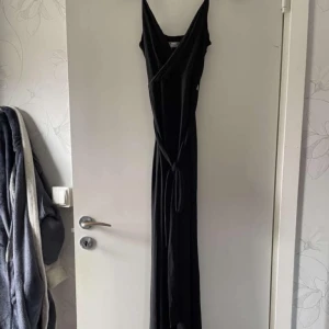 Balklänning / klänning - Balklänning, aldrig använd. Köparen står för frakten