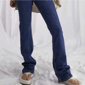 Ett par skitsnygga raka jeans ifrån Asos design, oanvända med prislapp kvar!!! 