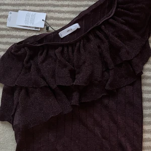 One shoulder topp - Sjukt fin, aldrig använd topp från Mango. Lite croppad i modellen. Passar mig som S bra. Nypris 349kr. 💕💕❤️