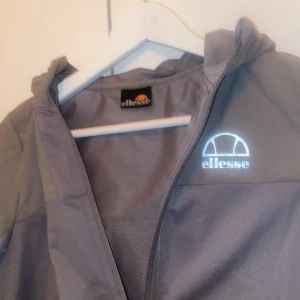 ellesse jacka  - ellese vind jacka. Köpt 2021 från jdsports för 180kr. aldrig använd.