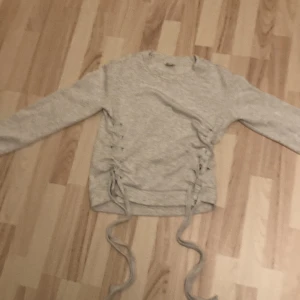 Tröja  - Ganska stor i storleken 