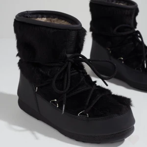 Slutsålda moonboots - Slutsålda svarta moonboots. Aldrig använda men har tagit av lapparna. Originallådan medföljer. Normala i storleken. Frakt tillkommer