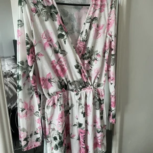 Blommig playsuit  - Använt 1-2 gånger men är i väldigt bra skick! Är skön och fin till sommarn & är st 36☺️ 