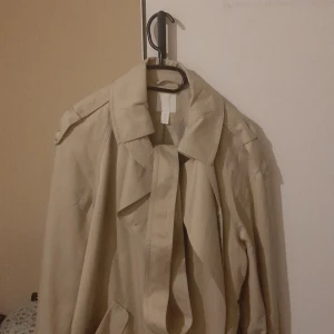 Trench coat stockholmsstil  - y2k stockholmsstil trench coat Oanvänt, nyligen köpt  Sänker priset till 350 om ni köper en till vara från mig ( vilken som helst )  Väldigt lana del rey lilly rose depp stil💕💕