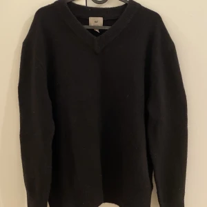 Stickad tröja - Snygg v-ringad tröja från H&M. Snygg passform. Nypris: 350kr