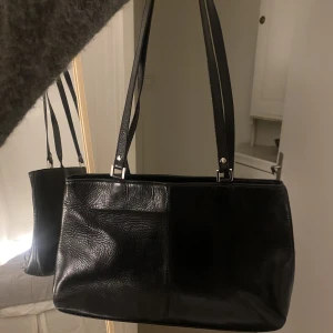 Svart väska - Köparen står för frakten💖