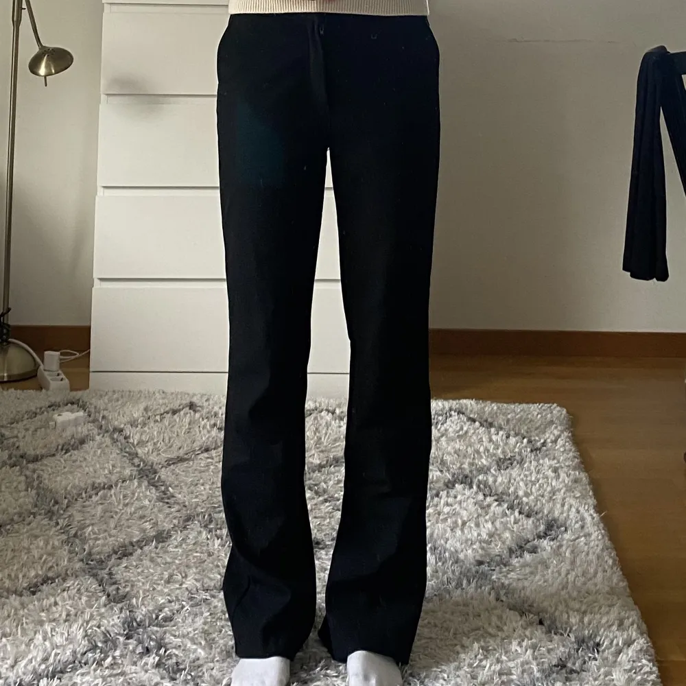 Kostymbyxor från Zara i fint skick. Sitter bra på mig som är 167cm. Slits där bak💕💕 Passar till allt!. Jeans & Byxor.