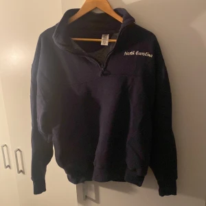 Blå sweatshirt i bra skick! - Storleken är M men armarna är såpass korta så skulle säga att tröja är mer av Storlek S. Så utgå från det!
