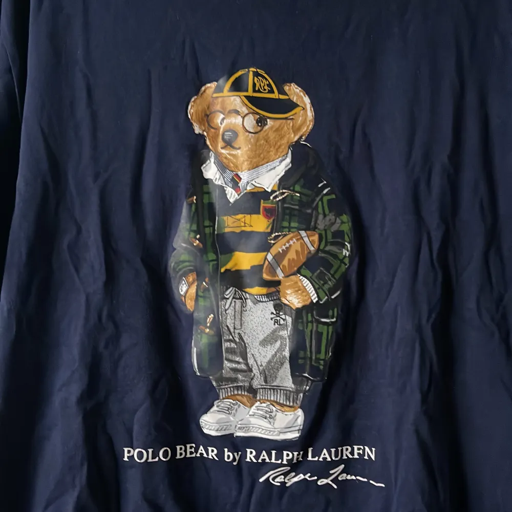 En polo bear t-shirt. Andvänd men i gott skick. (+ frakt) barnstorlek men passar som en xs/s  . T-shirts.