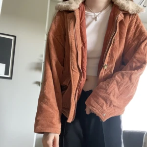 Manchester jacka - Säljer denna perfekta Manchester jacka från Pull&Bear. Pris kan diskuteras;)