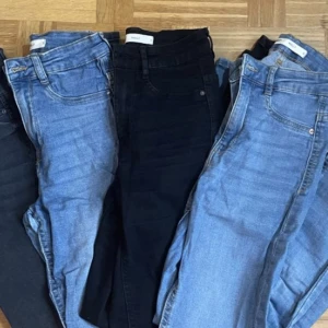 Svarta Molly Tall - Svarta Molly jeans i tall. 