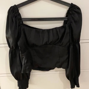 Snygg svart topp - Så snygg svart långärmad topp! Använd några gånger, i bra skick. Storlek 38!