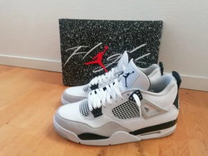 Jordan 4 military black  - Tjena, nu känner jag att de är dags att sälja mina J4 military black i stl 46. Dom är i riktigt bra skick.  Jag har knappt använt dom då de har varit för smutsigt ute. Säljer dom pga jag vill köpa ett par andra skor. Jag kan även byta mot något annat. 