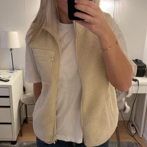Teddyväst  - Säljer min skitsnygga teddyväst från Lindex som tyvärr inte kommer till användning för mig längre! Använd ett fåtal gånger så i princip som ny, skicka för fler bilder!! 