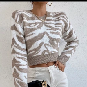 Stickad tröja  - Säljer denna stickade tröja med bra passform som är använd 1 gång! Storlek S