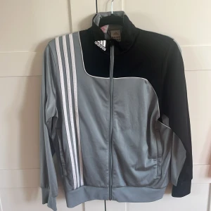 Adidas hoodie  - Fin adidas hoodie köpt på humana för ett tag sen, storlek S skulle jag säga❤️