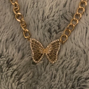Fjärils halsband - guld - Ett väldigt fint halsband i (inte äkta) guld. Funkar till de mästa och är som ny! Använt max 2x, säljer för att den inte kommer till användning.😻