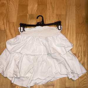 En super gullig volang kjol som är vit. Säljer för den aldrig kommit till användning. 💘💘