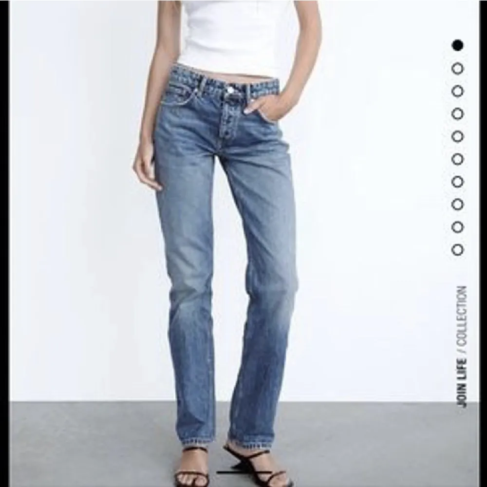 Säljer dessa trendiga ljusblå jeans från Zara som tyvärr inte kommer till användning löngre:(💕. Jeans & Byxor.