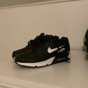 Endast provade nike air max - Nike air max stl 39, endast provade men för stora för mig. Billigare vid snabb affär