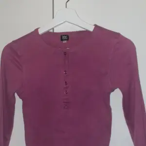 En jättefin tröja i en slags melerad rosa/lila färg. I mycket bra skick 💓köpt för ungefär 250kr