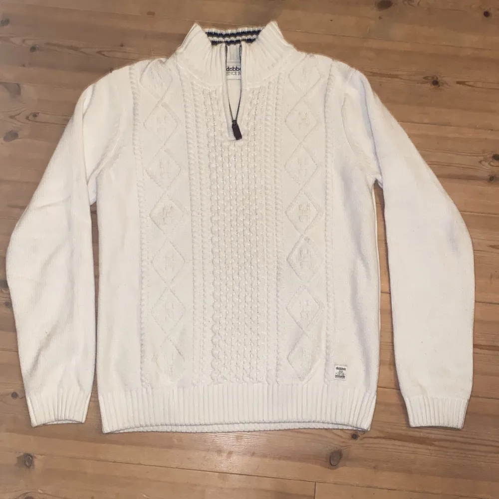 En vit stickad tröja från Dobber utan några som helst defekter, säljer pga att den inte kommer till användning, Nypris: 499kr❤️. Tröjor & Koftor.