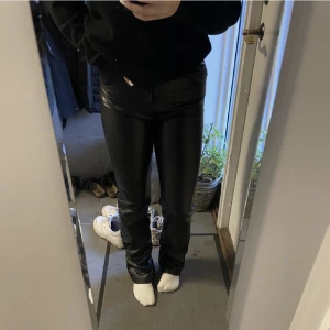 skinnbyxor - skinnbyxor från zara , köpta för 400kr säljer nu för 170kr💗storlek M men passar även S (mid-waist)