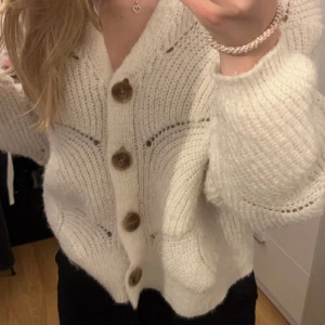 Stickad kofta - Fin stickad kofta, säljer då jag inte använt den, den är super skön och fin att ha över ett linne🤗skriv för mer information
