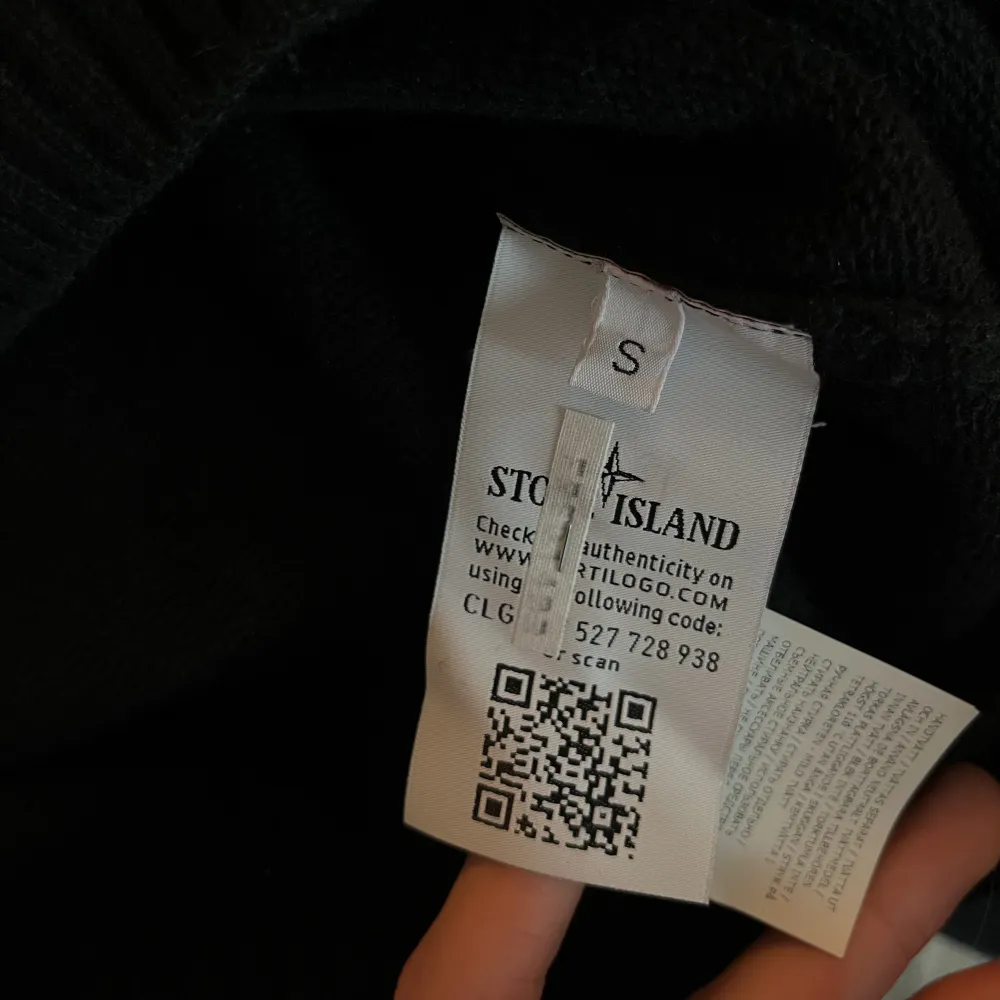 Modell: Stone Island (knitwear) Skick 7/10 (Använd) Retail: 4000kr Mitt pris: 950. Stickat.