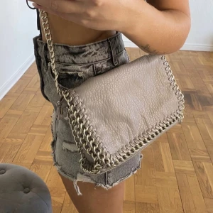 Tiamo väska - Grå tiamo väska som jag köpte förra året men har inte kommit till någon användning på ett tag. Den är i väldigt fint skick men defekter på baksidan❤️