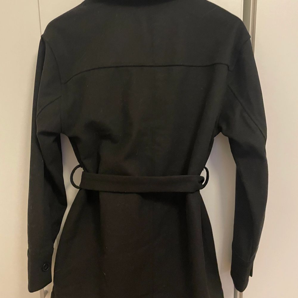 En svart kappa från Bikbok, använd fåtal gånger. Säljer då den inte kommer till användning💗köpt för: 699kr säljer för 375+ frakt . Jackor.