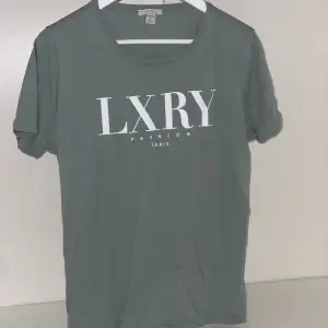 🦋Mysig t-shirt 🦋Färg grön 🦋 Stl L 🦋Pris 50kr