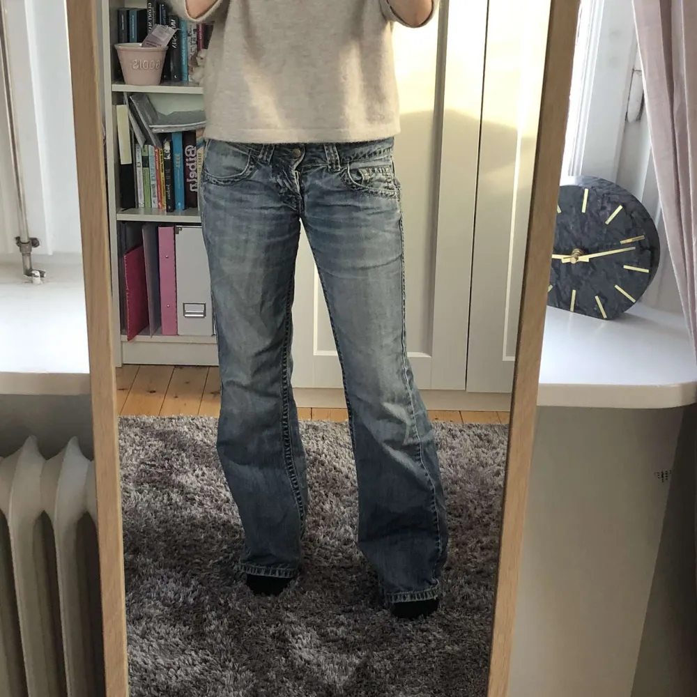 Så sjukt coola jeans med snygga fickor!! Säljer åt en kompis!❤️. Jeans & Byxor.
