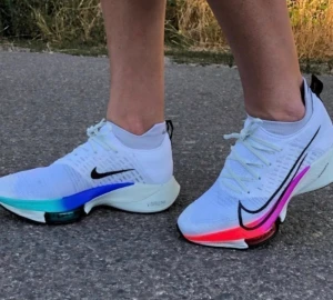 Nike löparskor i nyskick! - Nike air zoom tempo next% löparskor i nyskick! Knappt använda ( dock saknas originalsulorna då jag använde mina iläggssulor och de andra kom bort, men i övrigt är skorna som nya!  Nypris 2249kr på Nikes hemsida Strl 40.5 (25.5 cm)