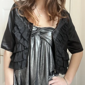 Festjacka!  - Så fin festjacka att både ha stängd och öppen! Såg när jag hade tagit bilden att det ser ut som en fläck i fram men insåg att det är bara ludd från en annan tröja i min garderob!❤️