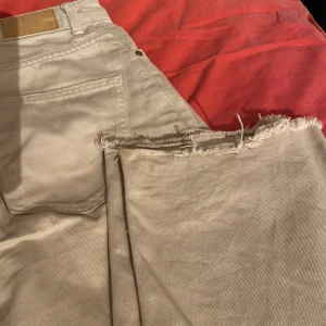 Straight fit  beige jeans -  Jeans från stradivarius, köpte för ca 1 årsen. Avklippta byxben då dom var för långa, säljer pga av att dom inte kommer till användning. Passar mig som är 168 cm