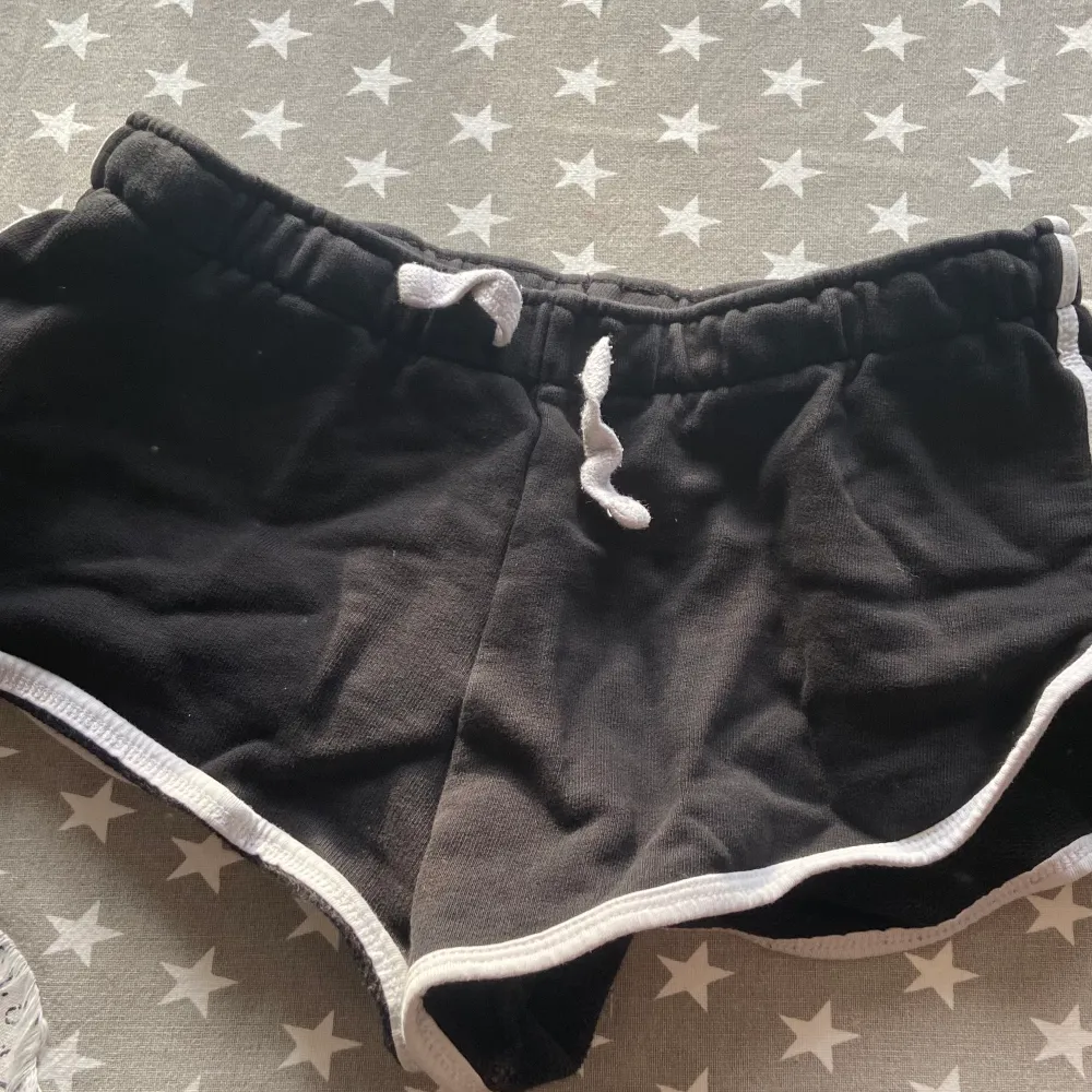 Säljer mina gamla shorts från newyorker för kommer inte till användning längre. . Shorts.